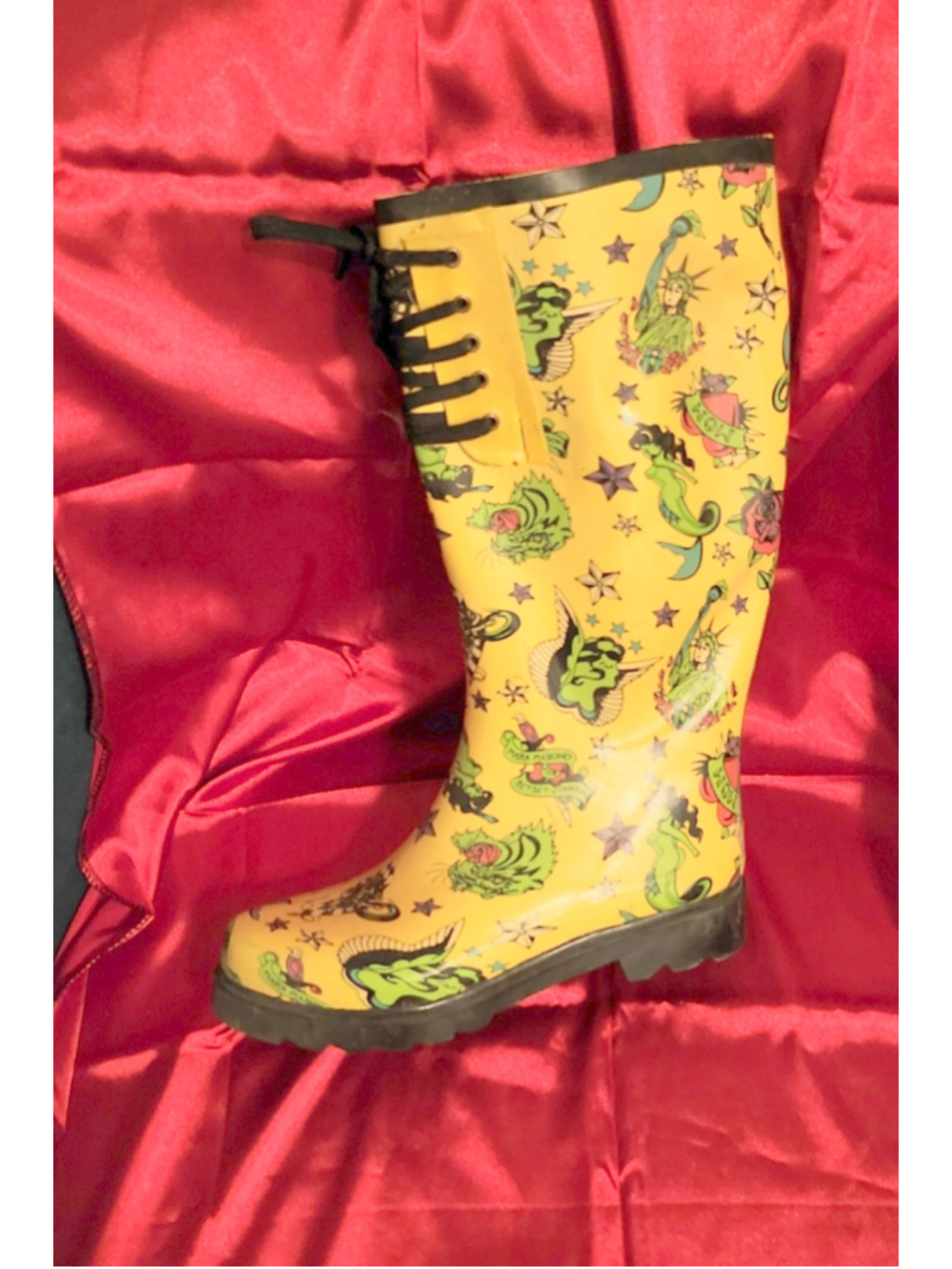 Betsey Johnson Tattoo Print Rain Boots Yellow Black size 8 - Picture 2 of 6